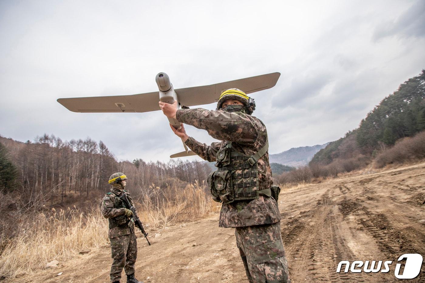 본문 이미지 -  '여단급 KCTC 쌍방훈련'에 참가한 장병들이 무인항공기(UAV)를 운용하는 모습. (육군 제공) 2022.3.28/뉴스1