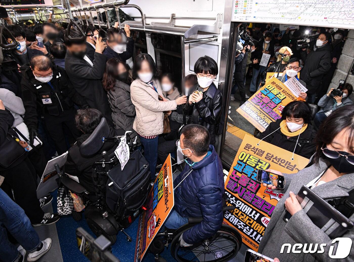 본문 이미지 - '이동권 예산확보'를 요구하는 전국장애인차별철폐연대 회원들이 28일 서울 종로구 경복궁역 3호선에서 25차 출근길 선전전을 벌이고 있다. 2022.3.28/뉴스1 ⓒ News1 이성철 기자