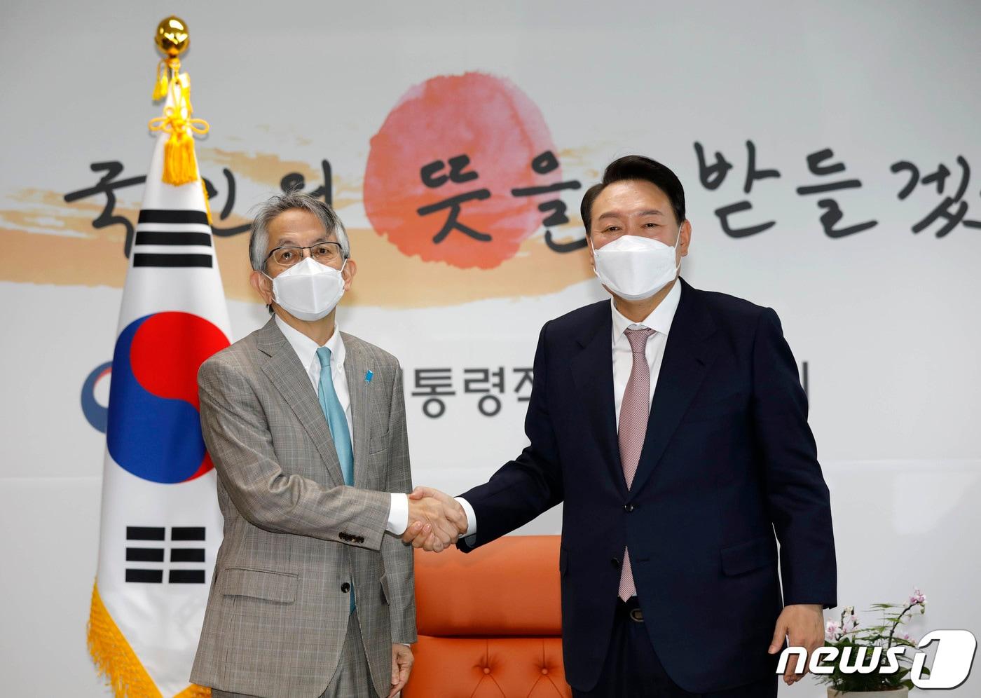 본문 이미지 - 윤석열 대통령 당선인(오른쪽)과 아이보시 고이치 주한일본대사. 2022.3.28/뉴스1 ⓒ News1 인수위사진기자단