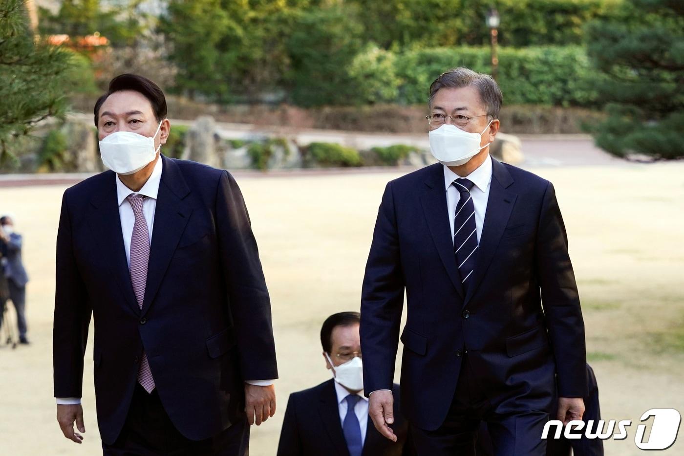 본문 이미지 - 문재인 대통령과 윤석열 대통령 당선인이 28일 오후 만찬 회동을 위해 청와대 상춘재로 향하고 있다.(청와대 제공)2022.3.28/뉴스1 ⓒ News1 이광호 기자