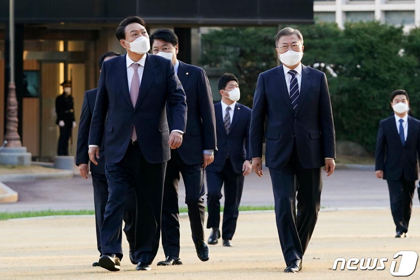 본문 이미지 - 문재인 대통령과 윤석열 대통령 당선인이 28일 오후 만찬 회동을 위해 청와대 상춘재로 향하고 있다.(청와대 제공)2022.3.28/뉴스1 ⓒ News1 이광호 기자