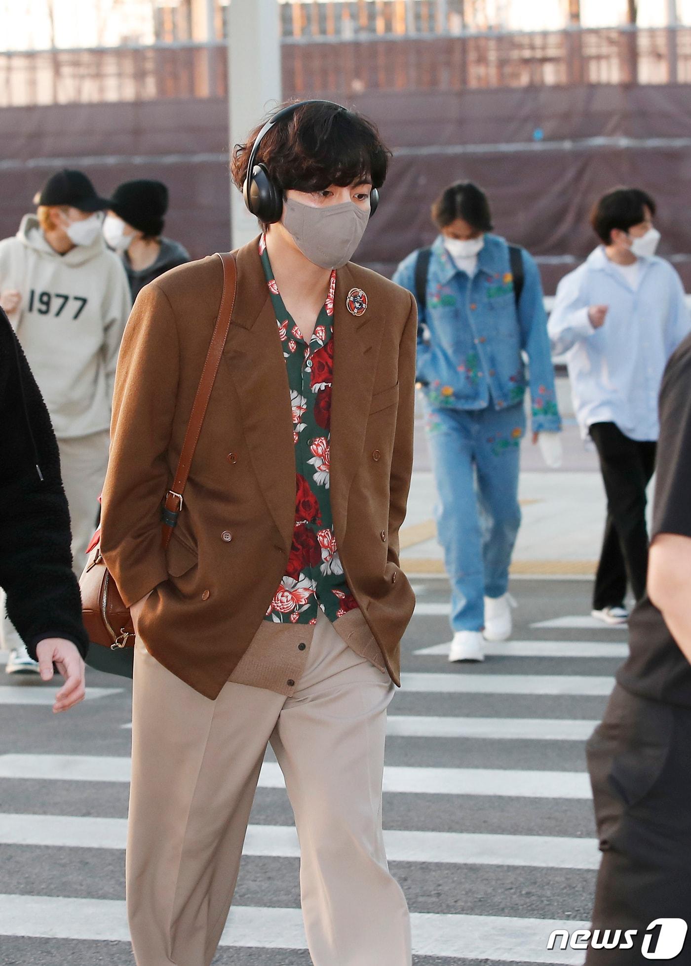 본문 이미지 - 방탄소년단(BTS) 슈가, 뷔, 진, RM, 지민이 5인 5색 공항 패션을 선보였다. ⓒ News1 권현진 기자