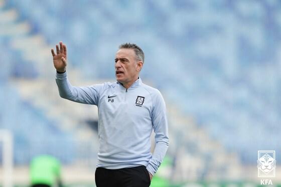 본문 이미지 - 파울루 벤투 축구 국가대표팀 감독이 28일(현지시간) 아랍에미리트(UAE) 두바이 알막툼 스타디움에서 훈련을 지도하고 있다. (대한축구협회 제공) 2022.3.28/뉴스1