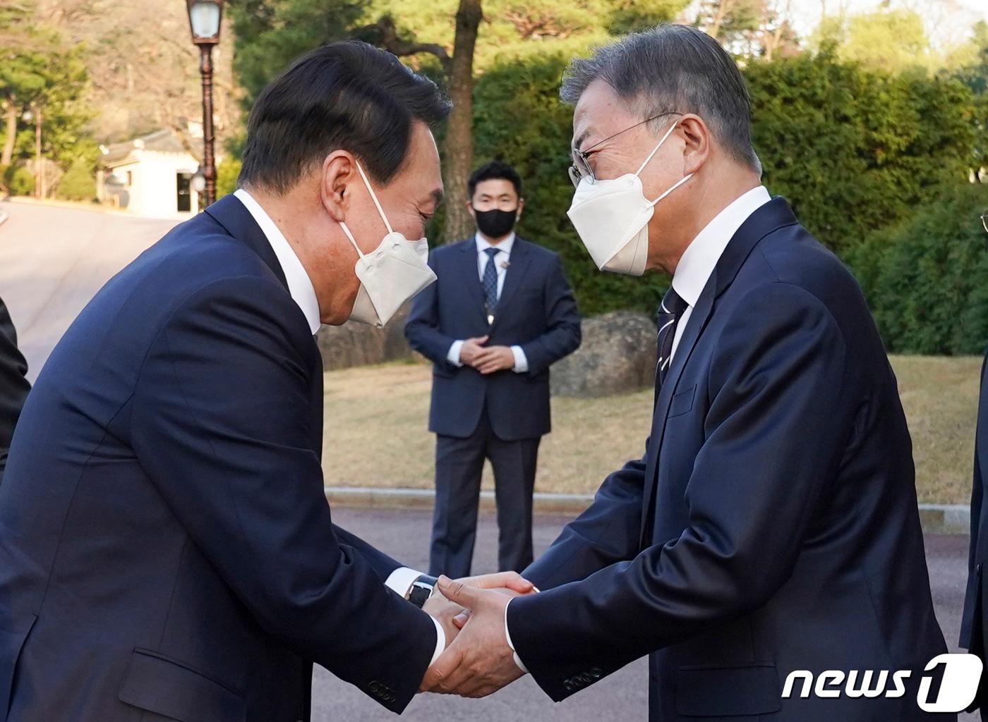 본문 이미지 - 문재인 대통령이 28일 오후 만찬 회동을 위해 청와대에 도착한 윤석열 대통령 당선인과 인사하고 있다.(청와대 제공)2022.3.28/뉴스1 ⓒ News1 이광호 기자