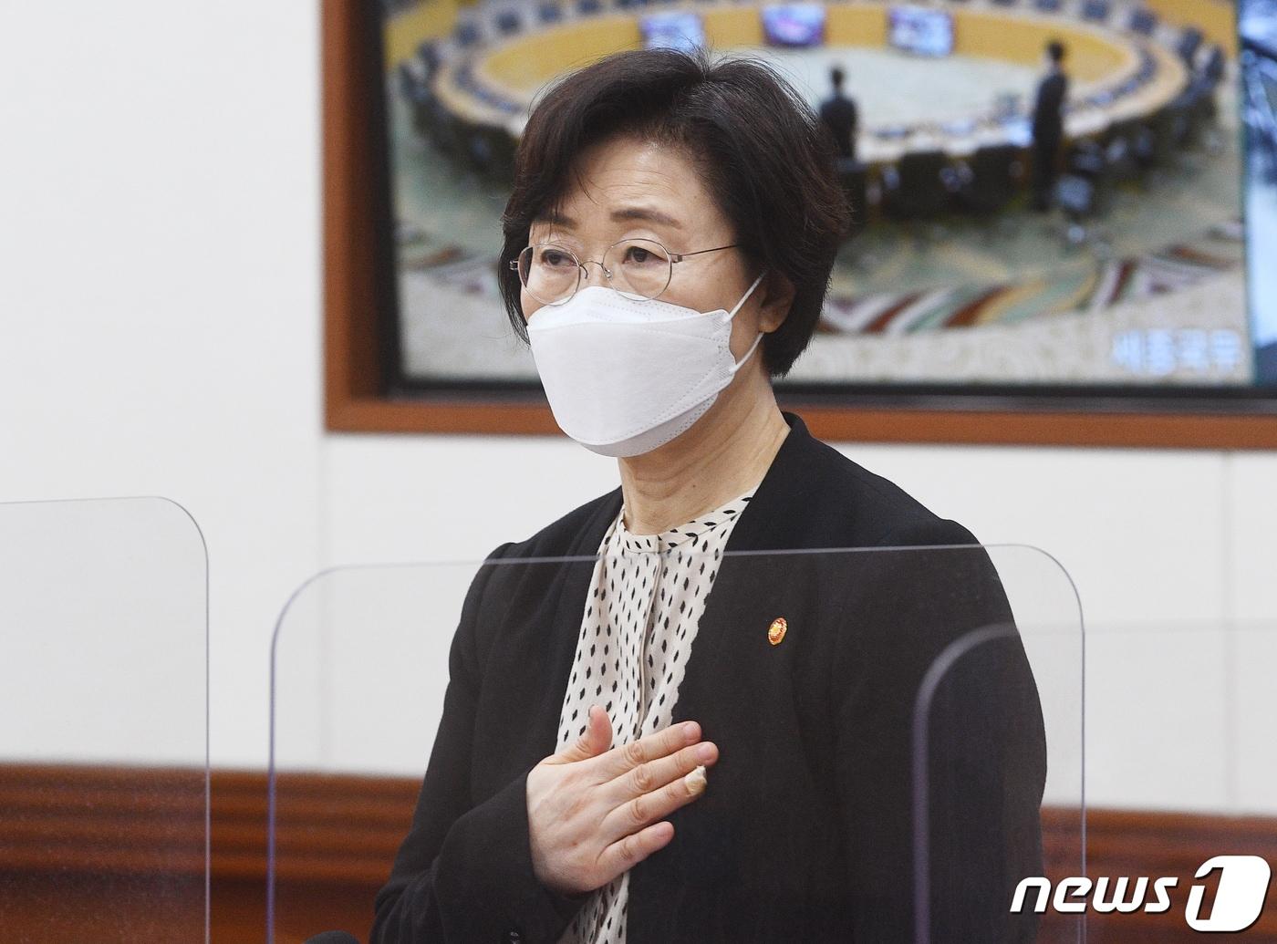 본문 이미지 - 정영애 여성가족부 장관이 29일 오전 서울 종로구 정부서울청사에서 열린 국무회의에 참석해 국민의례를 하고 있다.2022.3.29/뉴스1 ⓒ News1 송원영 기자