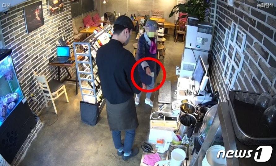 본문 이미지 - 자영업자 A씨에게 1만원을 쥐여주는 할머니 손님. (온라인 커뮤니티 갈무리) ⓒ 뉴스1