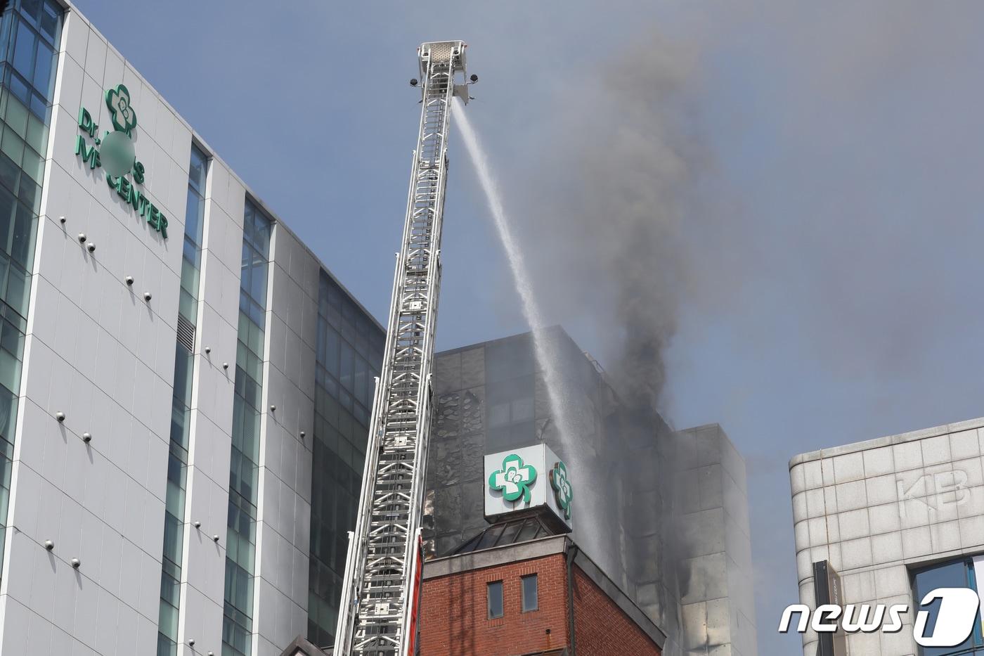29일 오전 10시9분쯤 충북 청주시 서원구 한 산부인과 주차장에서 불이 났다. 이 불로 건물에 있던 산모와 아기 38명이 대피했고, 이 중 16명이 연기를 마시거나 다쳐 인근 병원으로 이송했다. 2022.3.29/뉴스1 ⓒ News1 김용빈 기자