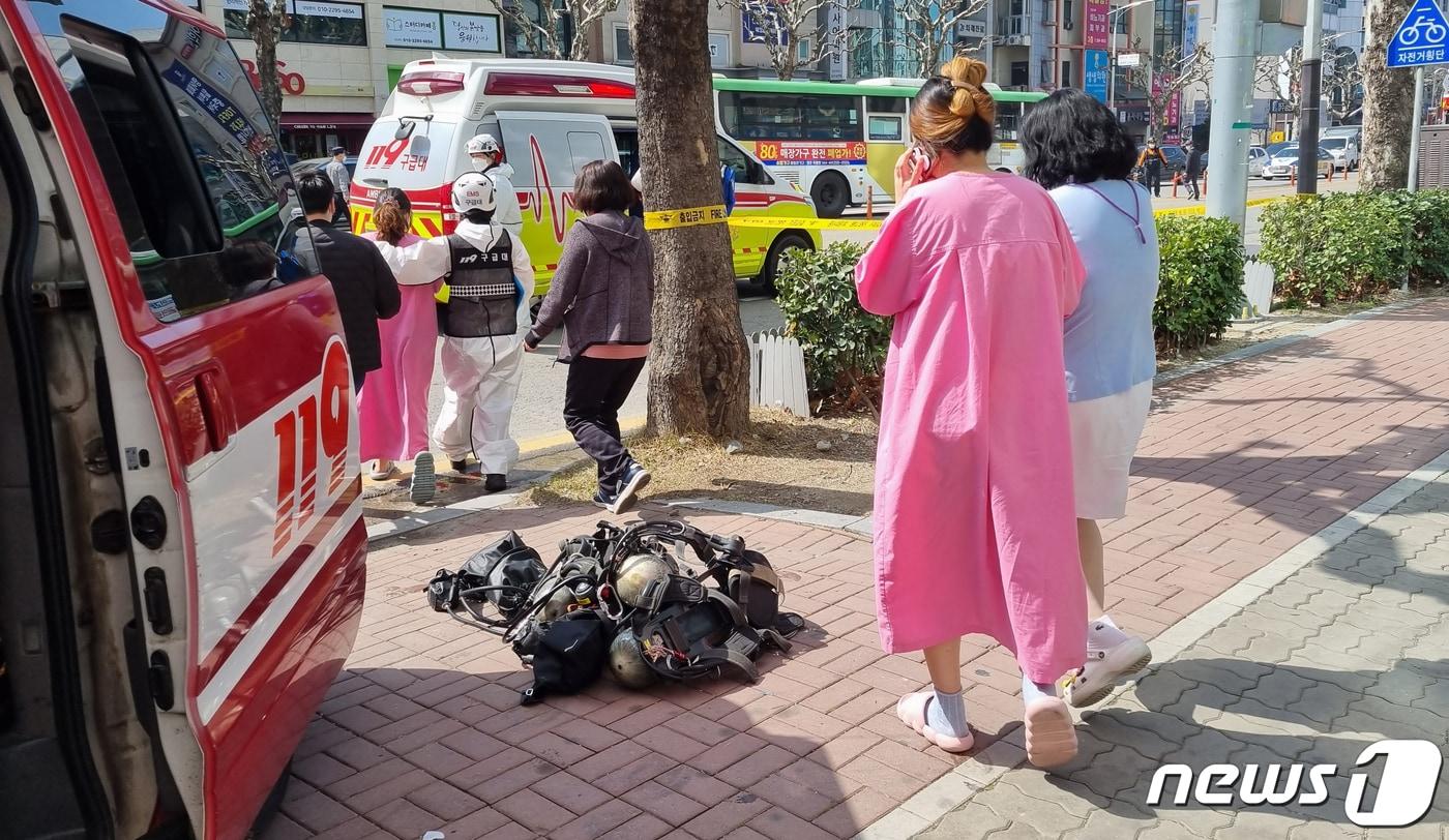 본문 이미지 - 29일 오전 10시9분쯤 충북 청주시 서원구 한 산부인과 주차장에서 화재가 발생, 입원해 있던 임산부들이 대피하고 있다. 이 불로 건물에 있던 산모와 아기 38명이 대피했고, 이 중 16명이 연기를 마시거나 다쳐 인근 병원으로 이송했다. 2022.3.29/뉴스1 ⓒ News1 김용빈 기자