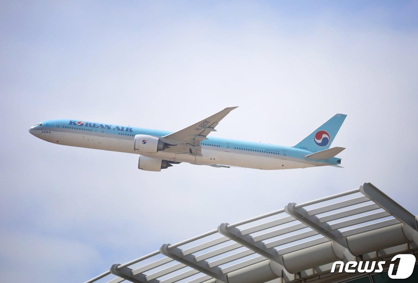 인천국제공항 1터미널 출국장에서 대한항공 비행기가 이륙을 하고 있다.. 2022.3.29/뉴스1 ⓒ News1 권현진 기자