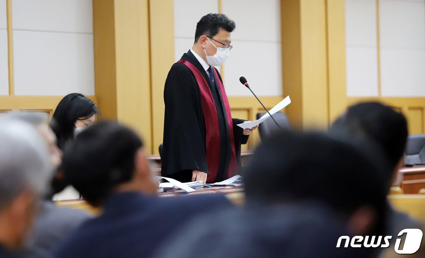 본문 이미지 - 검찰이 29일 오전 제주지방법원 제201호 법정에서 제주지법 형사합의 제4-2부(재판장 장찬수 부장판사) 심리로 열린 제주4·3 수형인 희생자 20명에 대한 직권재심사건 공판에서 전원 무죄 구형 의견을 밝히고 있다.2022.3.29 ⓒ 뉴스1 오미란 기자