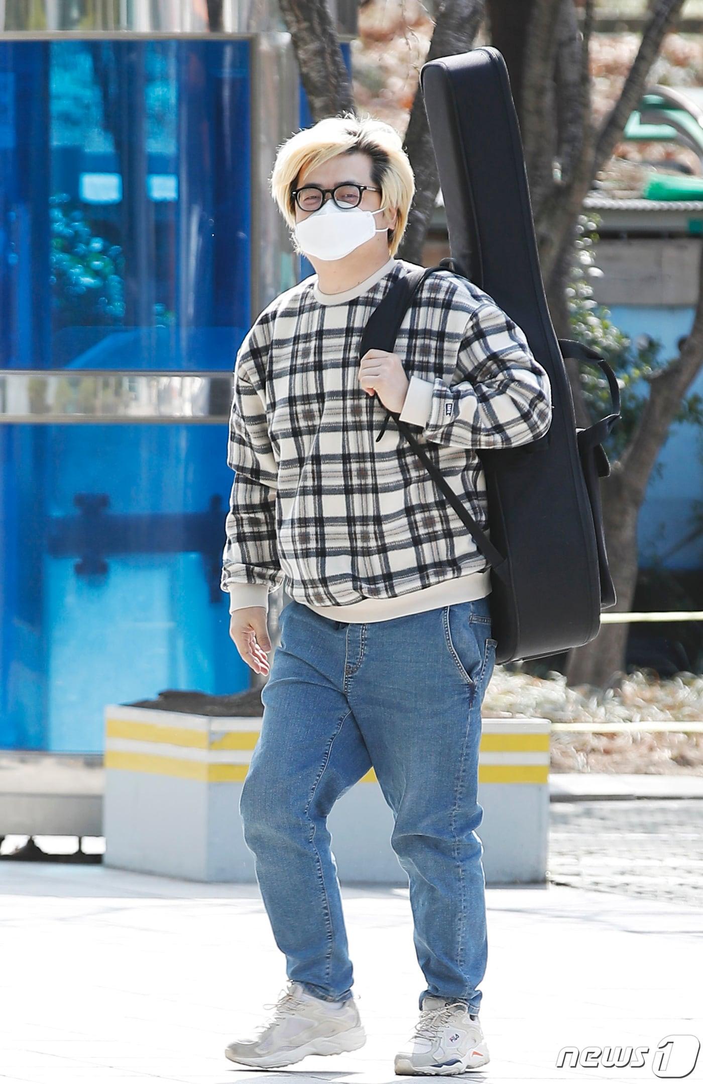 본문 이미지 - 장미여관 강준우가 29일 오후 서울 양천구 목동 SBS에서 진행되는 방송을 위해 들어서고 있다. 2022.3.29 ⓒ 뉴스1 권현진 기자