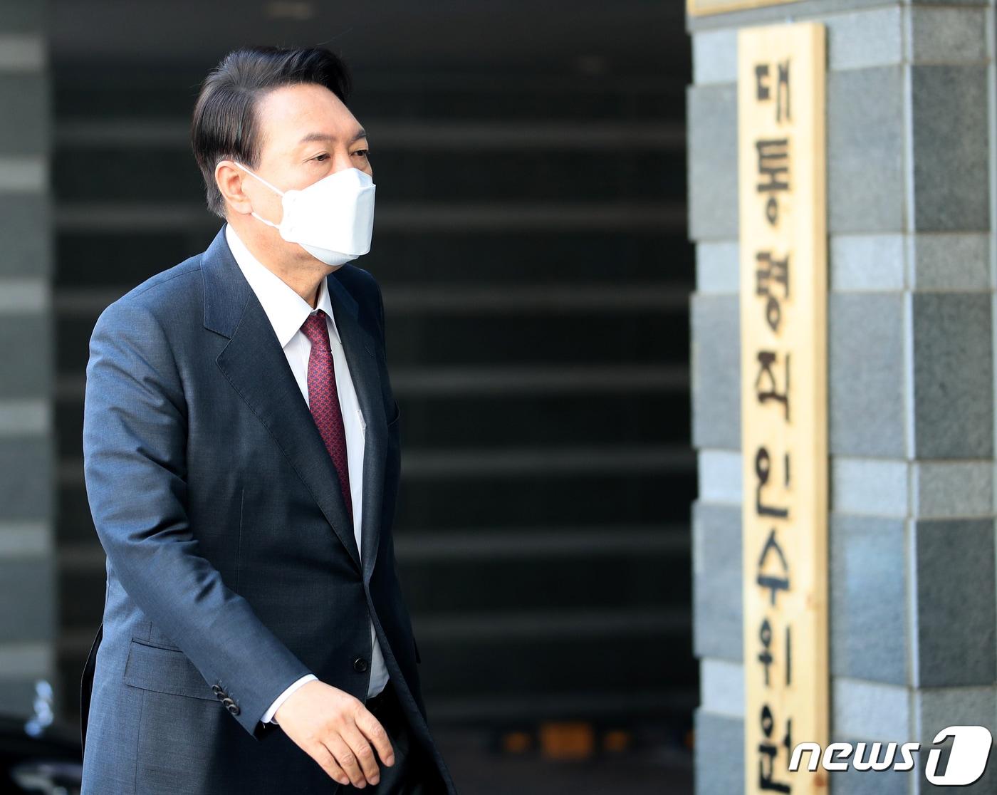 본문 이미지 - 윤석열 대통령 당선인이 29일 오후 외부 일정을 마치고 종로구 통의동 금감원 연수원에 마련된 제20대 대통령직인수위원회 집무실로 들어가고 있다. 2022.3.29/뉴스1 ⓒ News1 인수위사진기자단