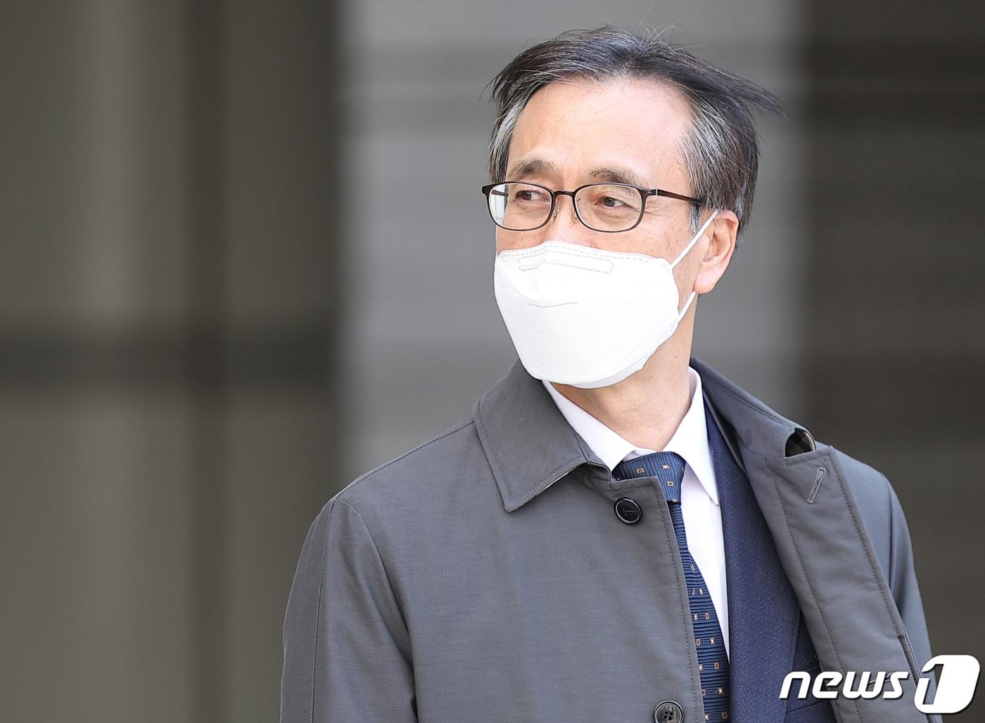 본문 이미지 - 압수수색 과정에서 한동훈 검사장을 폭행한 혐의로 재판에 넘겨진 정진웅 법무연수원 연구위원이 29일 오후 서울 서초구 서울고등법원에서 열린 독직폭행 항소심 2심 속행 공판에 출석하고 있다. 2022.3.29/뉴스1 ⓒ News1 장수영 기자