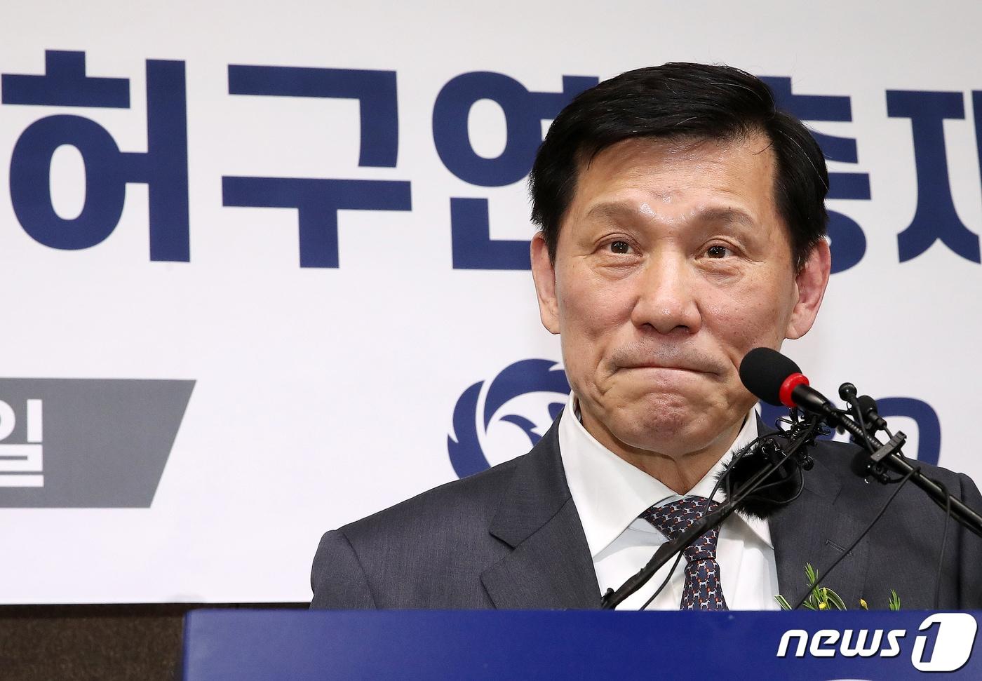 허구연 한국야구위원회(KBO) 제24대 신임 총재가 29일 오후 서울 강남구 도곡동 야구회관에서 열린 취임식에서 취재진의 질문을 듣고 있다. 허구연 신임 총재는 사상 첫 야구인 출신 KBO 수장으로 지난 이사회를 통해 만장일치로 선출됐다.  ⓒ News1 김진환 기자