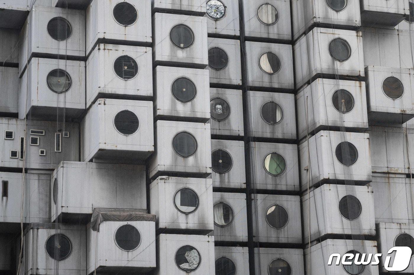 본문 이미지 - 1970년대 초 건설된 주거 및 사무실 복합 건물인 나카긴 캡슐타워 전경. 2021.10.08/뉴스1 ⓒ AFP=뉴스1 ⓒ News1 김민수 기자