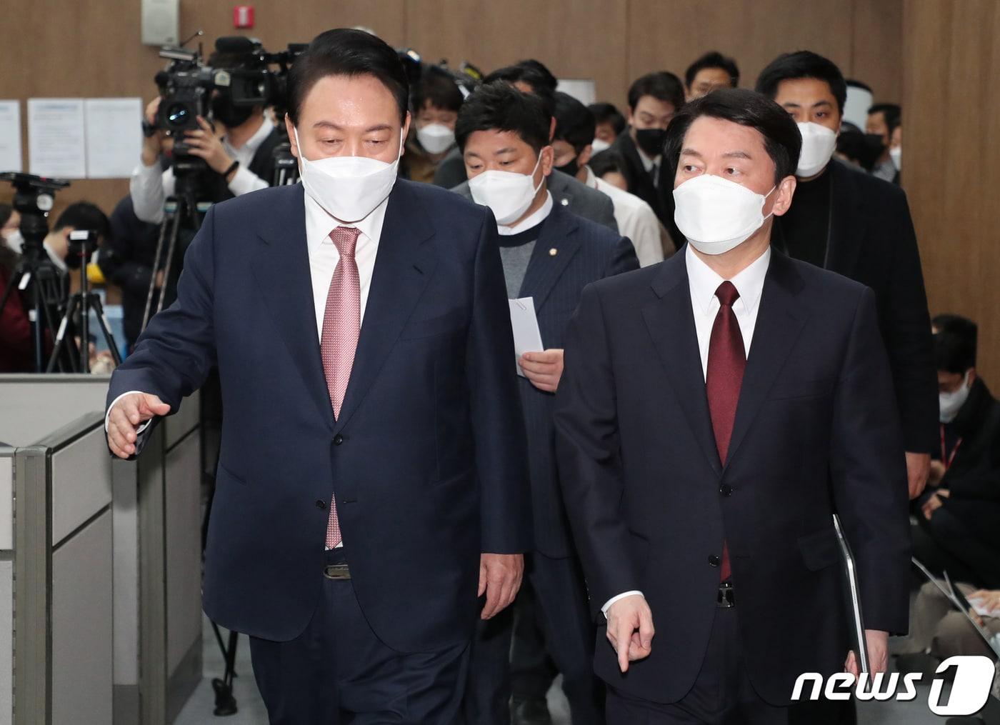 본문 이미지 - 윤석열 국민의힘 대선 후보와 안철수 국민의당 대선 후보가 3일 오전 서울 여의도 국회에서 단일화 및 합당 관련 공동 기자회견을 위해 소통관으로 들어서고 있다. 2022.3.3/뉴스1 ⓒ News1 구윤성 기자