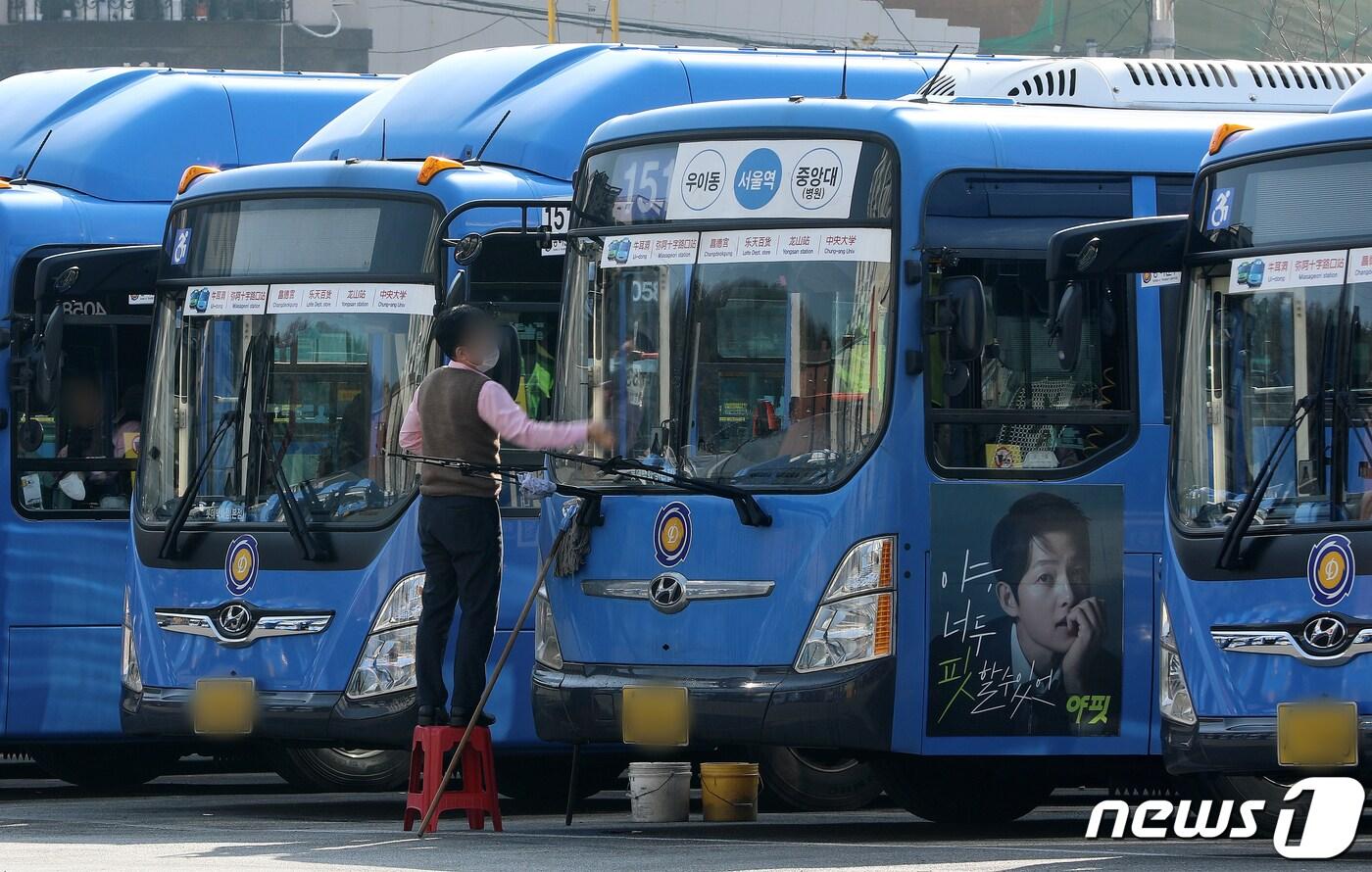 본문 이미지 - 서울 시내 한 버스차고지에 주차돼있는 버스. 2022.3.3/뉴스1 ⓒ News1 김진환 기자