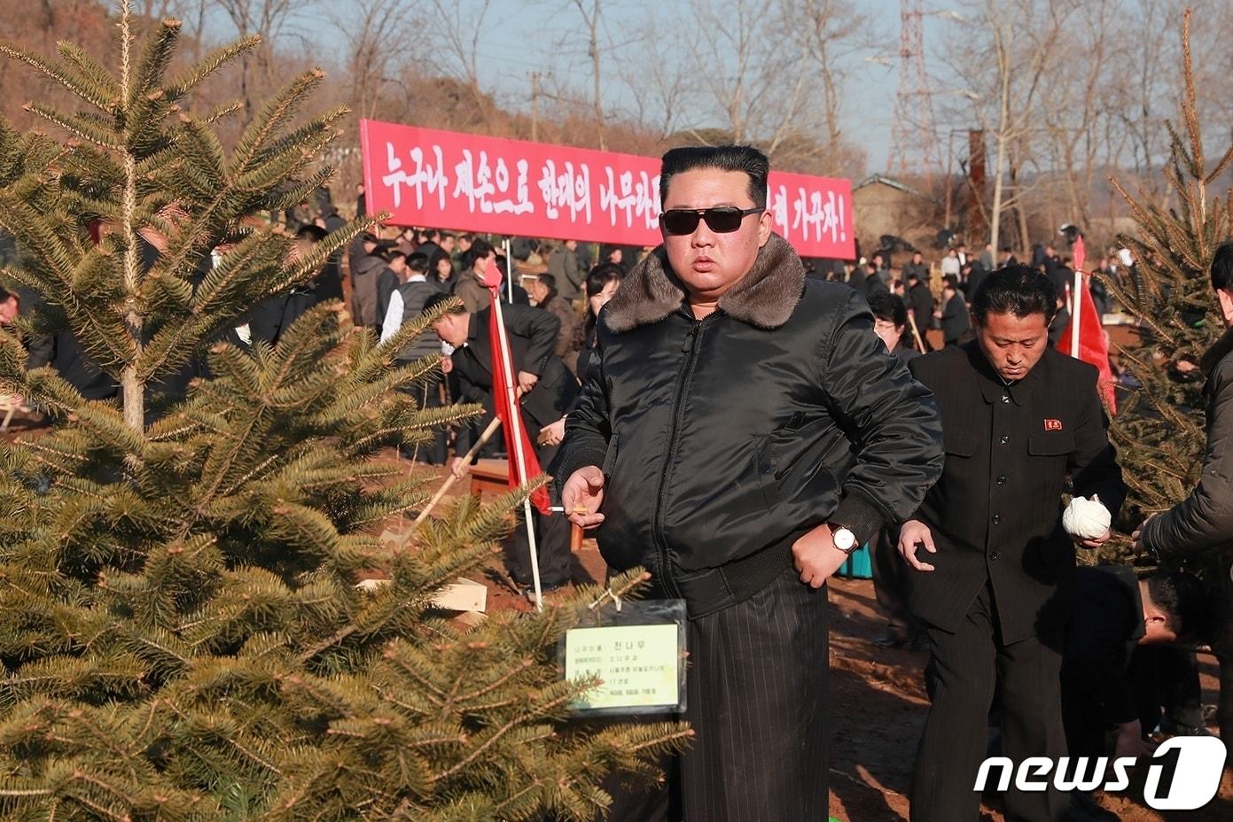 본문 이미지 - (평양 노동신문=뉴스1) = 김정은 노동당 총비서가 식수절 기념행사로 기념식수를 하는 모습.[국내에서만 사용가능. 재배포 금지. DB 금지. For Use Only in the Republic of Korea. Redistribution Prohibited] rodongphoto@news1.kr