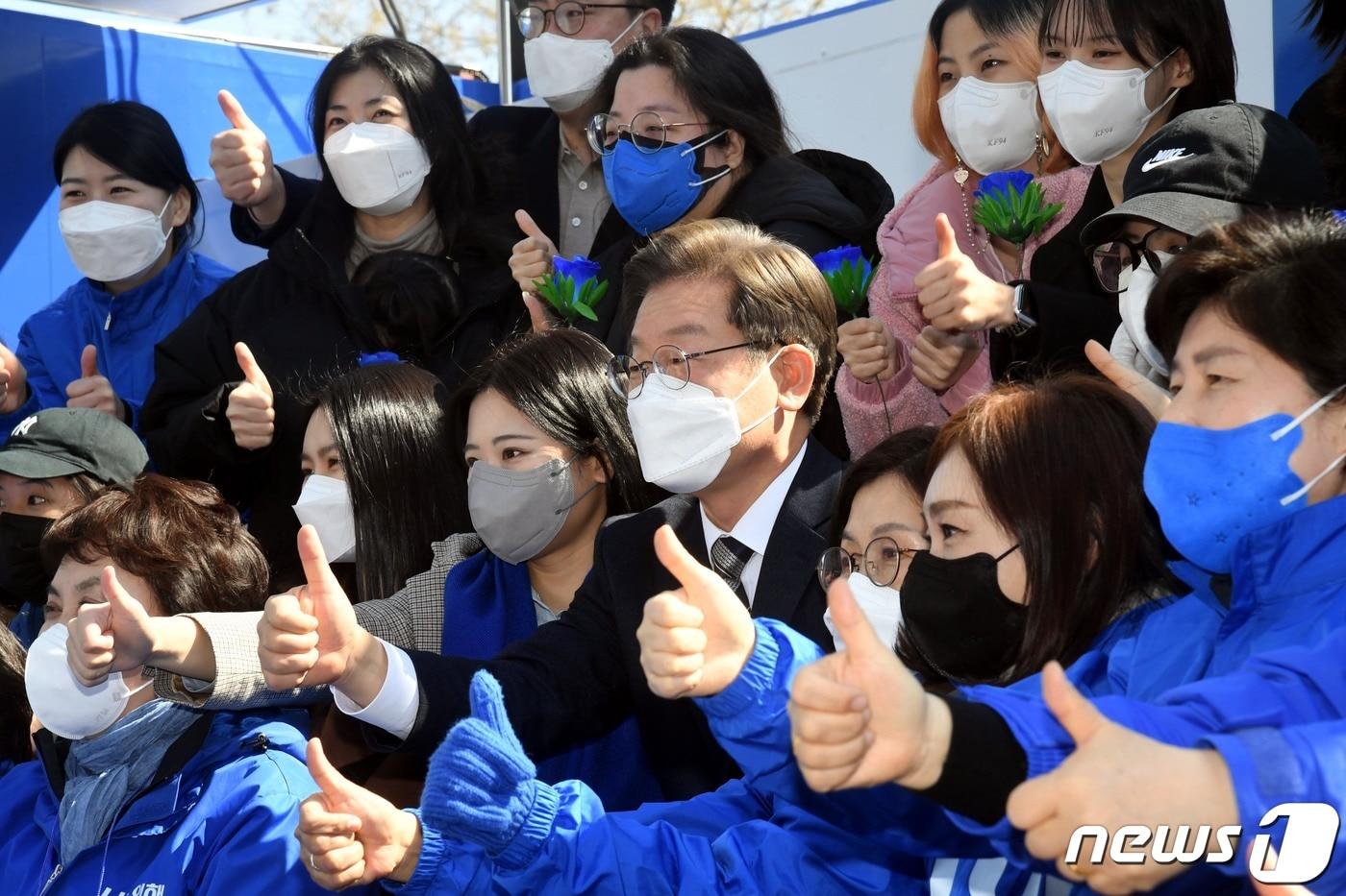 이재명 더불어민주당 대선후보가 3일 서울 종로구 보신각터에서 ‘우리 모두를 위해, 성평등 사회로’ 유세를 열고 여성 유권자들과 기념촬영하고 있다. 2022.3.3/뉴스1 ⓒ News1 오대일 기자