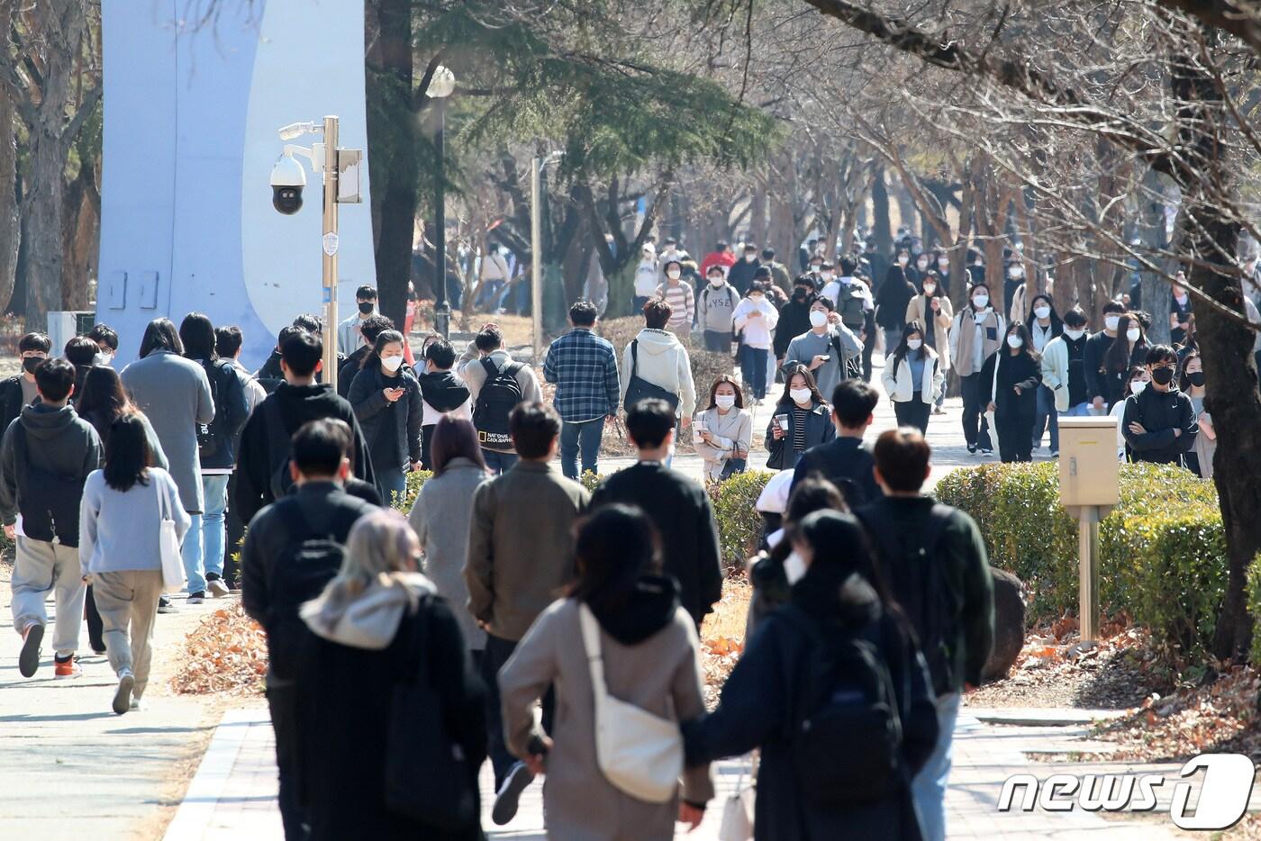 본문 이미지 - 새 학기를 맞아 '대면수업'이 본격화되면서 영남대학교 경산캠퍼스가 학생들로 붐비고 있다. /뉴스1 ⓒ News1 공정식 기자