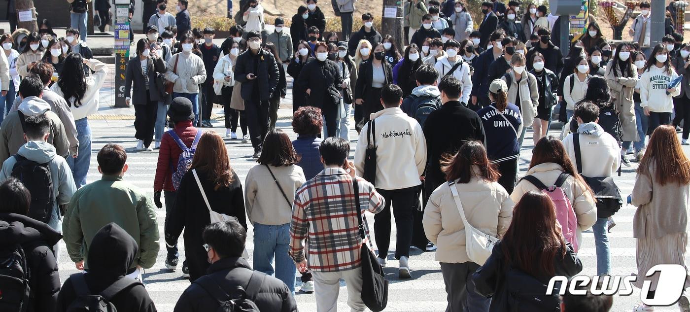 본문 이미지 - 봄철 이사철을 앞두고 대구·경북 지역 전세사기 피해가 산업단지와 대학가 밀집 지역에 집중되면서 사회초년생과 대학 신입생 보호를 위한 사전 대책이 요구되고 있다. 사진은 영남대학교 경산캠퍼스 /뉴스1