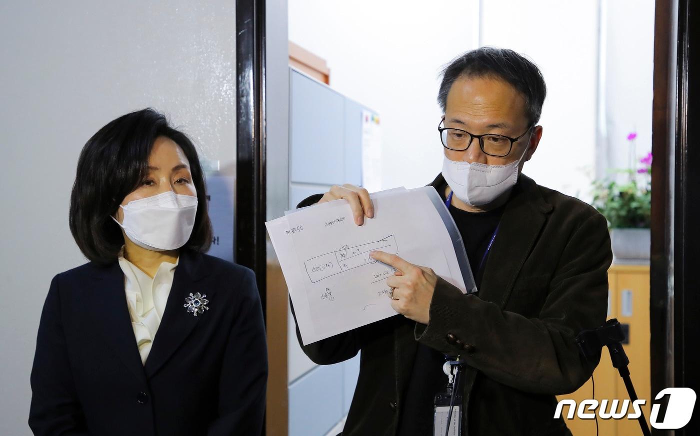 본문 이미지 - 박주민 더불어민주당 의원과 전주혜 국민의힘 의원이 3일 서울 여의도 국회 법제사법위원장실에서 이재명 대선 후보의 범죄수사경력 자료, 윤석열 대선 후보의 부동시 관련 자료를 열람한 뒤 취재진의 질문에 답하고 있다. 2022.3.3/뉴스1 ⓒ News1 이동해 기자