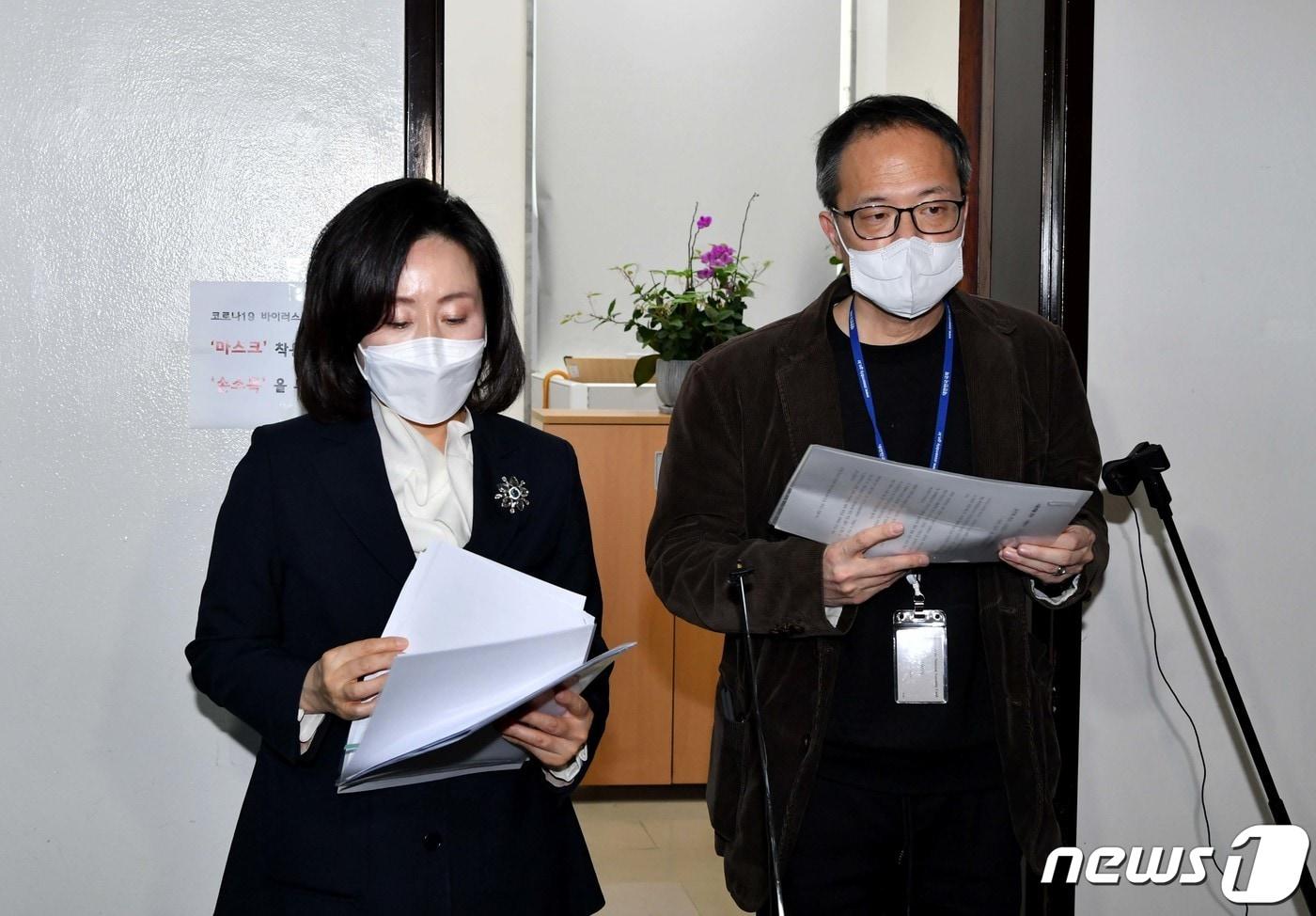 박주민(오른쪽) 더불어민주당 의원과 전주혜 국민의힘 의원이 3일 서울 여의도 국회 법제사법위원장실에서 이재명 더불어민주당 대선 후보의 범죄수사경력 자료, 윤석열 국민의힘 대선 후보의 부동시 관련 자료를 열람한 뒤 취재진의 질문에 답하고 있다. 2022.3.3/뉴스1 ⓒ News1 이승배 기자