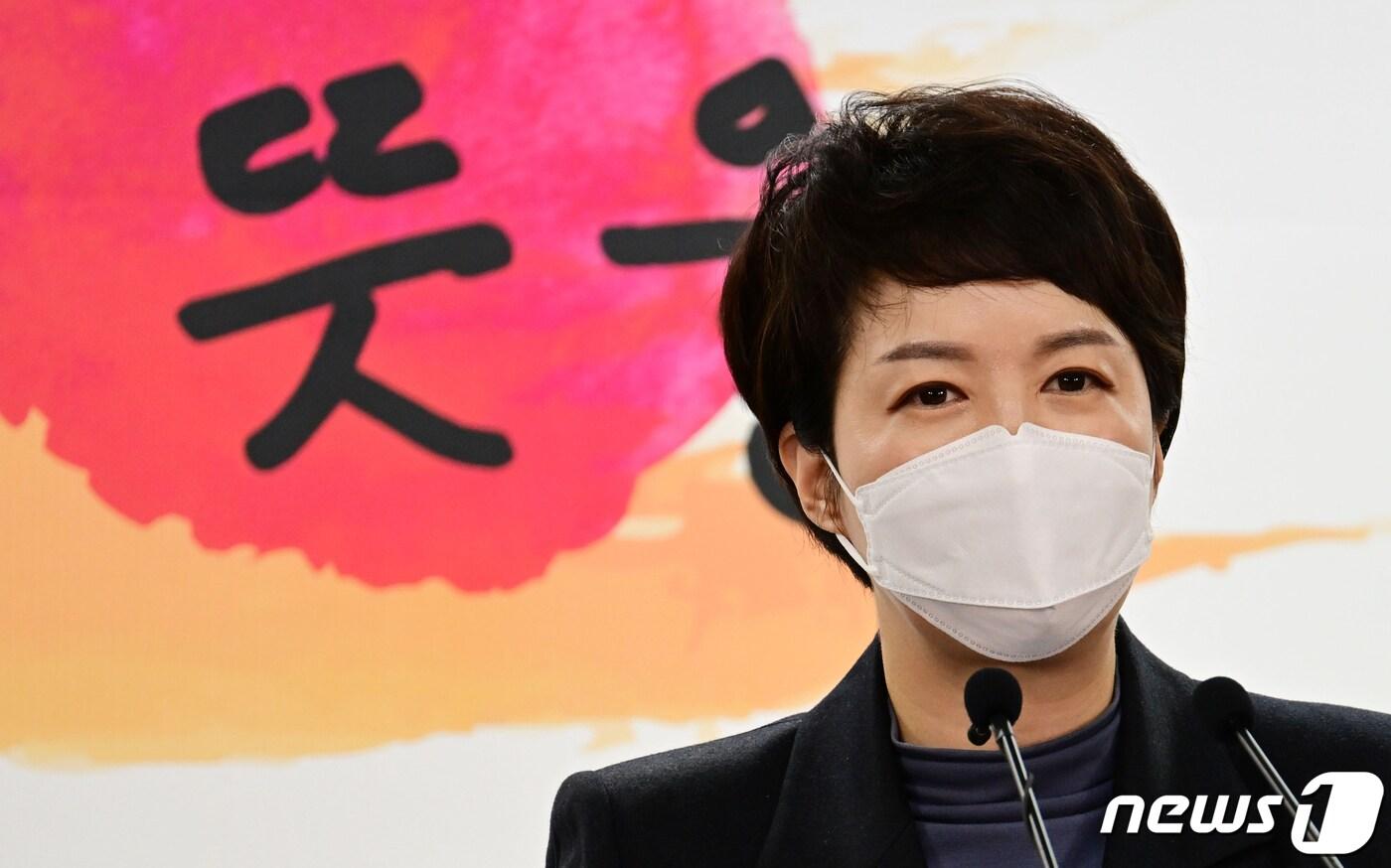 본문 이미지 - 김은혜 대통령 당선인 대변인이 30일 오전 서울 종로구 통의동 인수위에서 정례브리핑을 하고 있다. 2022.3.30/뉴스1 ⓒ News1 인수위사진기자단