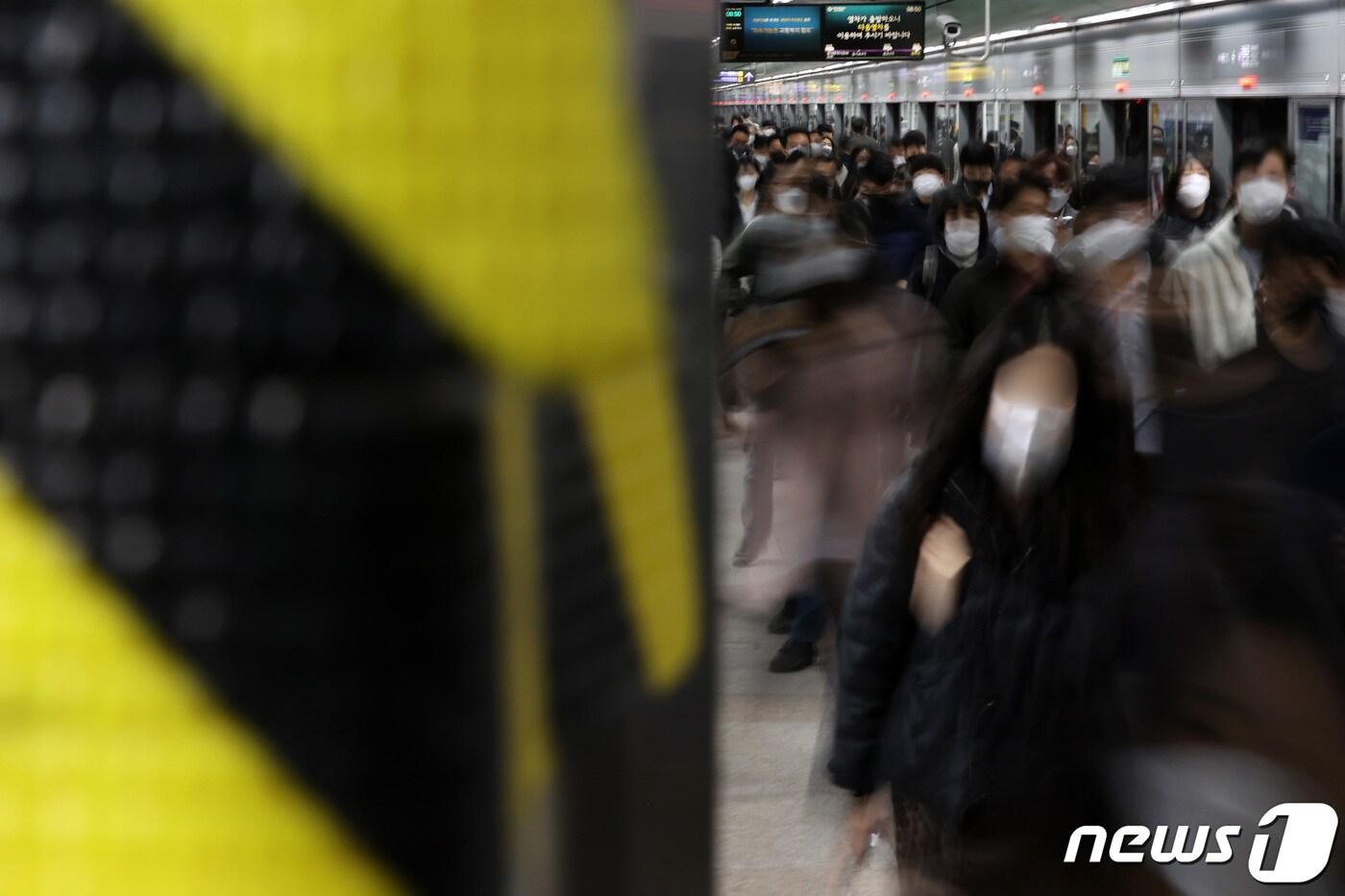 본문 이미지 - 30일 오전 서울 종로구 광화문역에서 시민들이 마스크를 착용한 채 출근하고 있다.  2022.3.30/뉴스1 ⓒ News1 조태형 기자
