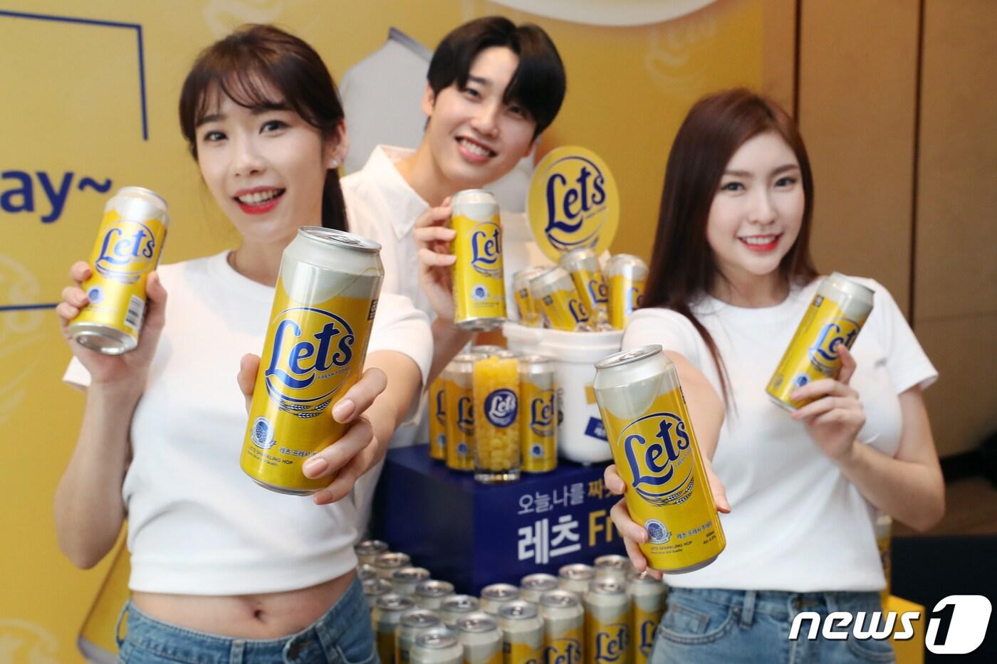 서울 중구 웨스틴조선호텔에서 모델들이 신세계 L&B가 새롭게 내놓은 발포주 '레츠'를 선보이고 있다. '레츠'는 가성비를 앞세운 신개념 발포주로, 보리 함량을 높여 일반 맥주와 같은 맛을 내는 데 집중했다. 2022.3.30/뉴스1 ⓒ News1 민경석 기자