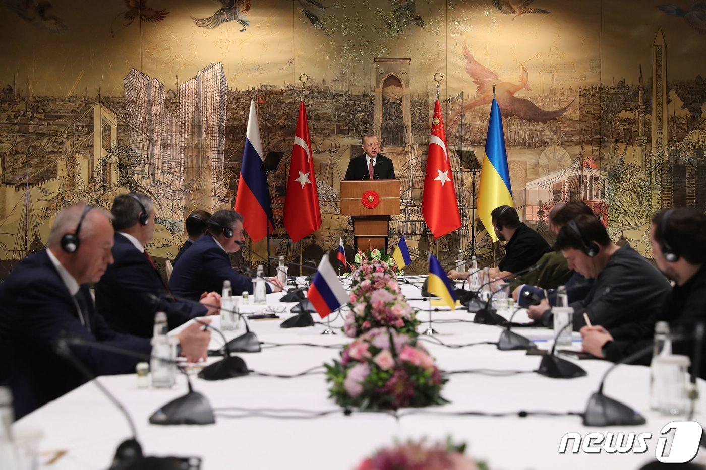 본문 이미지 - 올해 3월 29일(현지시간) 튀르키예 이스탄불에서 열린 러시아와 우크라이나 5차 휴전 협상. ⓒ AFP=뉴스1 ⓒ News1 우동명 기자