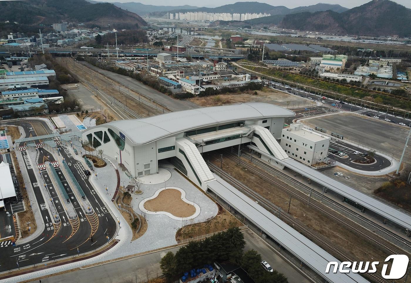 본문 이미지 - 대구의 동서 균형발전과 지역 경제성장의 핵심축이 될 서대구역이 착공 3년 만인 2022년 3월31일 개통했다. 대구 서구 이현동 서대구역 전경. 2022.3.30 ⓒ 뉴스1 공정식 기자