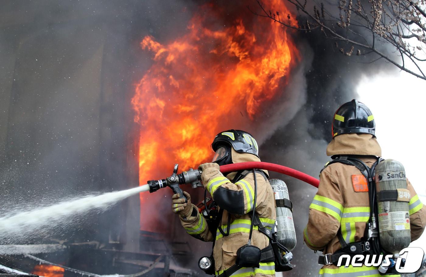 화재 현장에서 진화 작업 중인 소방관들.  ⓒ News1 