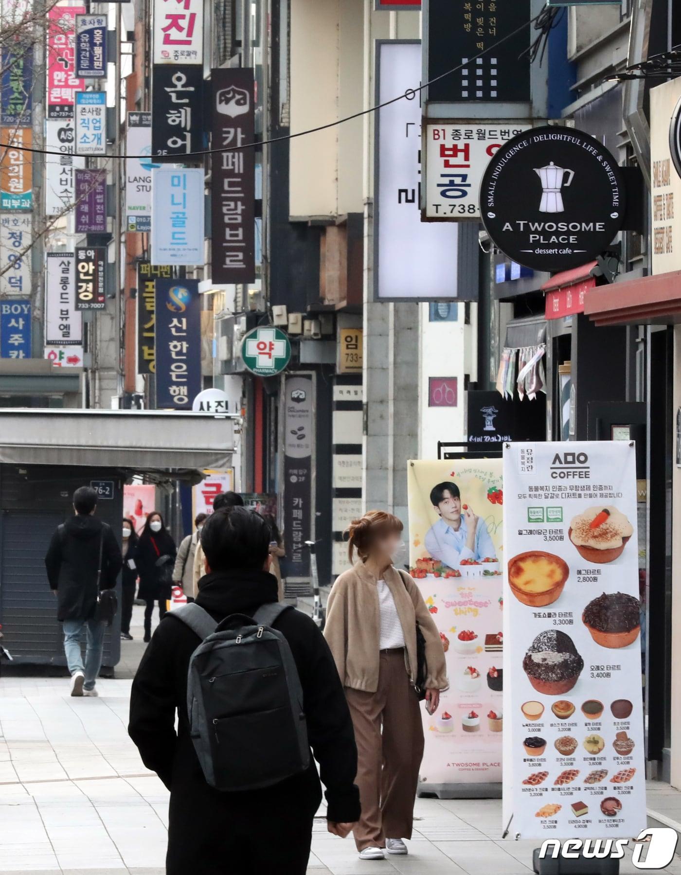 본문 이미지 - 정부가 오는 4일부터 2주간 적용될 사회적 거리두기를 ‘10인·12시’로 소폭 완화하는 조치를 내놓자 대전·충남지역민들은 다양한 반응을 내놓고 있다 .자영업자들은 거리두기 완전 해제를 주장하는 반면 일부 시민들은 대유행세가 여전한 만큼 우려를 표하고 있다.ⓒ News1 