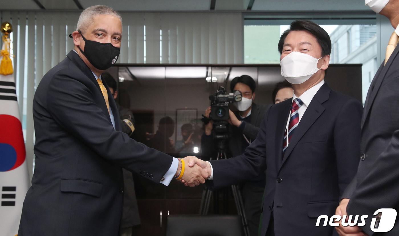 안철수 인수위원장이 30일 서울 종로구 통의동 대통령직인수위원회 인수위원장실에서 크리스토퍼 델 코소 주한미국대사 대리를 접견하고 있다. 2022.3.30/뉴스1 ⓒ News1 인수위사진기자단