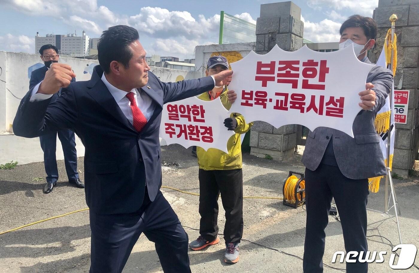 권오섭 대구 남구청장 예비후보가 30일 대구 남구 대명동 옛 심인중고 정문 앞에서 기자회견을 열고 남구청장 출마 선언을 한 뒤 남구 현안을 해결하겠다는 의지를 담은 퍼포먼스를 하고 있다. 2022.3.30/뉴스1 ⓒ News1 남승렬 기자
