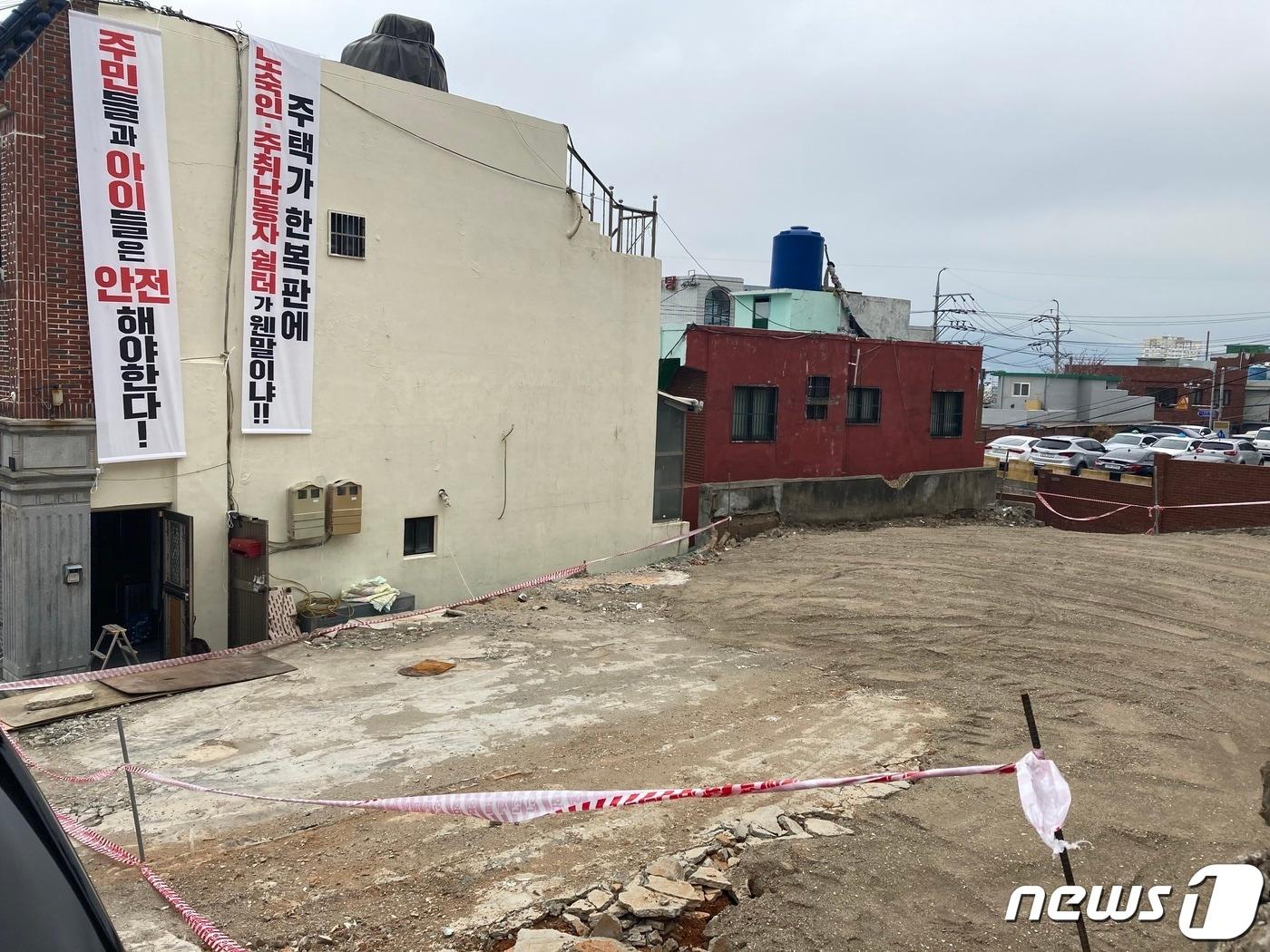 본문 이미지 - 노숙인자활시설이 들어설 장소 인근 건물에 시설이 들어오는 것을 반대하는 현수막이 걸려 있다.2022.3.31/ⓒ 뉴스1 백창훈 기자