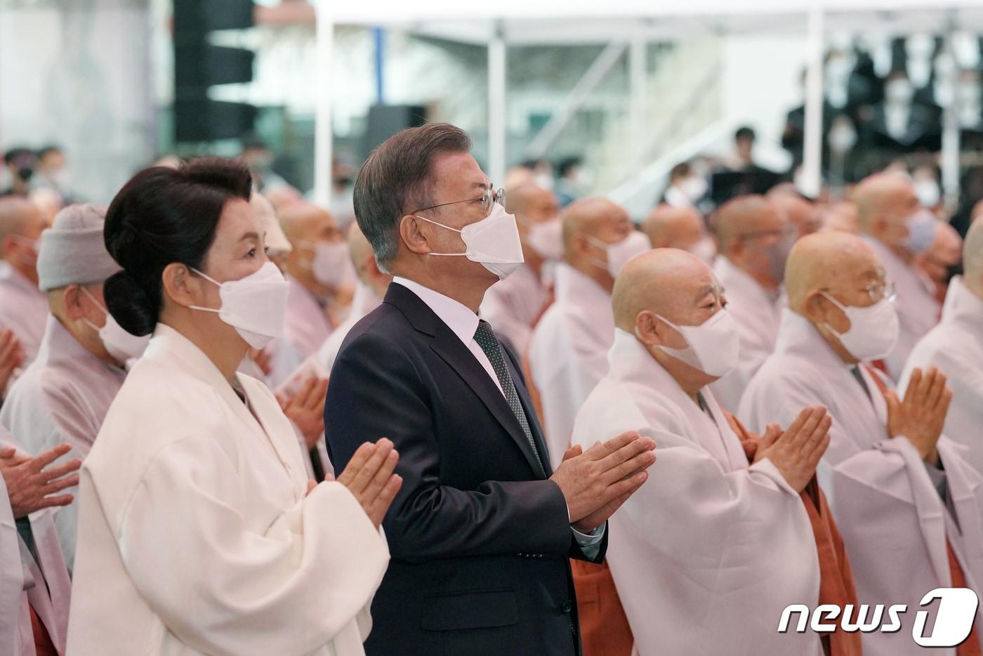 본문 이미지 - 문재인 대통령과 김정숙 여사가 30일 서울 종로구 조계사에서 열린 대한불교조계종 제15대 종정 중봉 성파 대종사 추대법회에 참석해 합장하고 있다.(청와대 제공)2022.3.30/뉴스1 ⓒ News1 이광호 기자