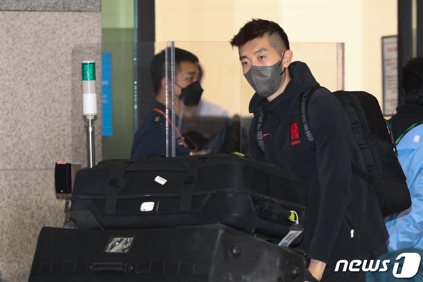 카타르월드컵 아시아지역 최종 예선 마지막 경기를 마친 축구 대표팀 조현우가 30일 오후 인천국제공항 제1여객터미널을 통해 귀국하고 있다. 2022.3.30/뉴스1 ⓒ News1 성동훈 기자