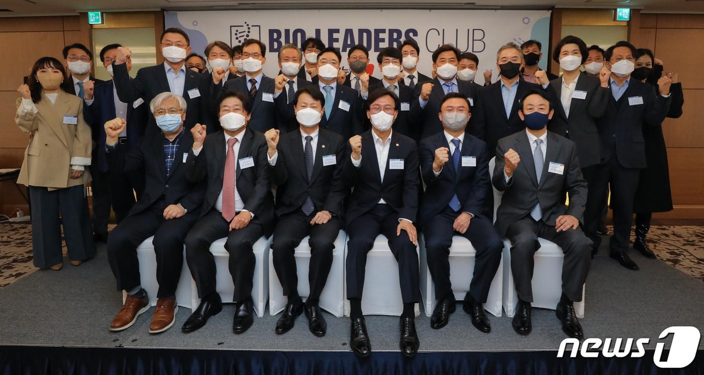 본문 이미지 - 이백규 뉴스1 대표(왼쪽 다섯번째), 김민석 국회 보건복지위원회 위원장(왼쪽 네번째), 김강립 식품의약품안전처 처장(왼쪽 세번째) 등 참석자들이 31일 오전 서울 중구 롯데호텔에서 열린 '제15회 뉴스1 바이오리더스클럽 조찬'에서 기념촬영을 하고 있다. 2022.3.31/뉴스1 ⓒ News1 성동훈 기자