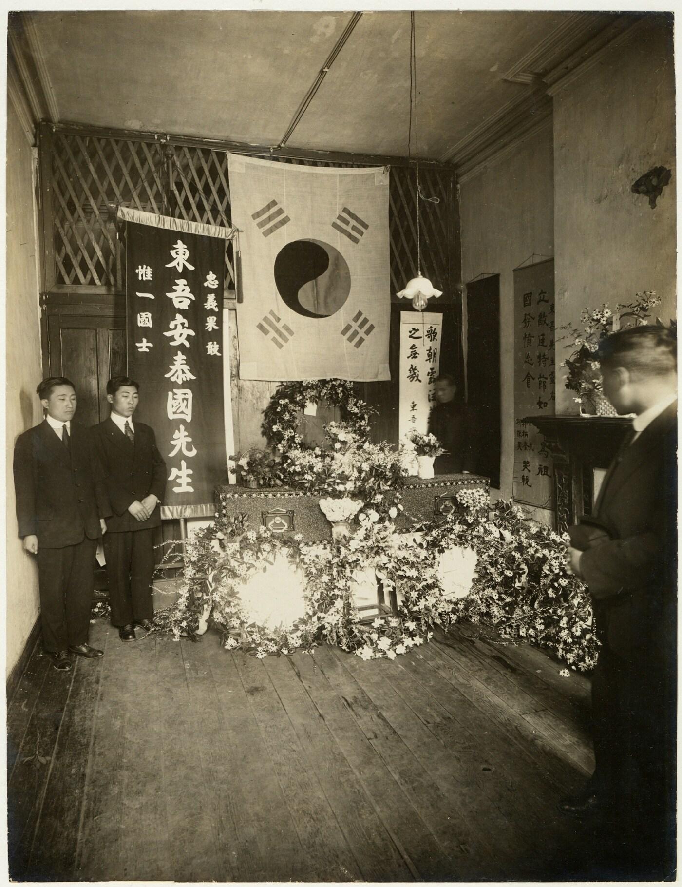 본문 이미지 - 1920년 상하이 대한민국임시정부 요인 300여명이 참석한 가운데 열린 안태국 선생의 장례식. (국가보훈처 제공) ⓒ 뉴스1