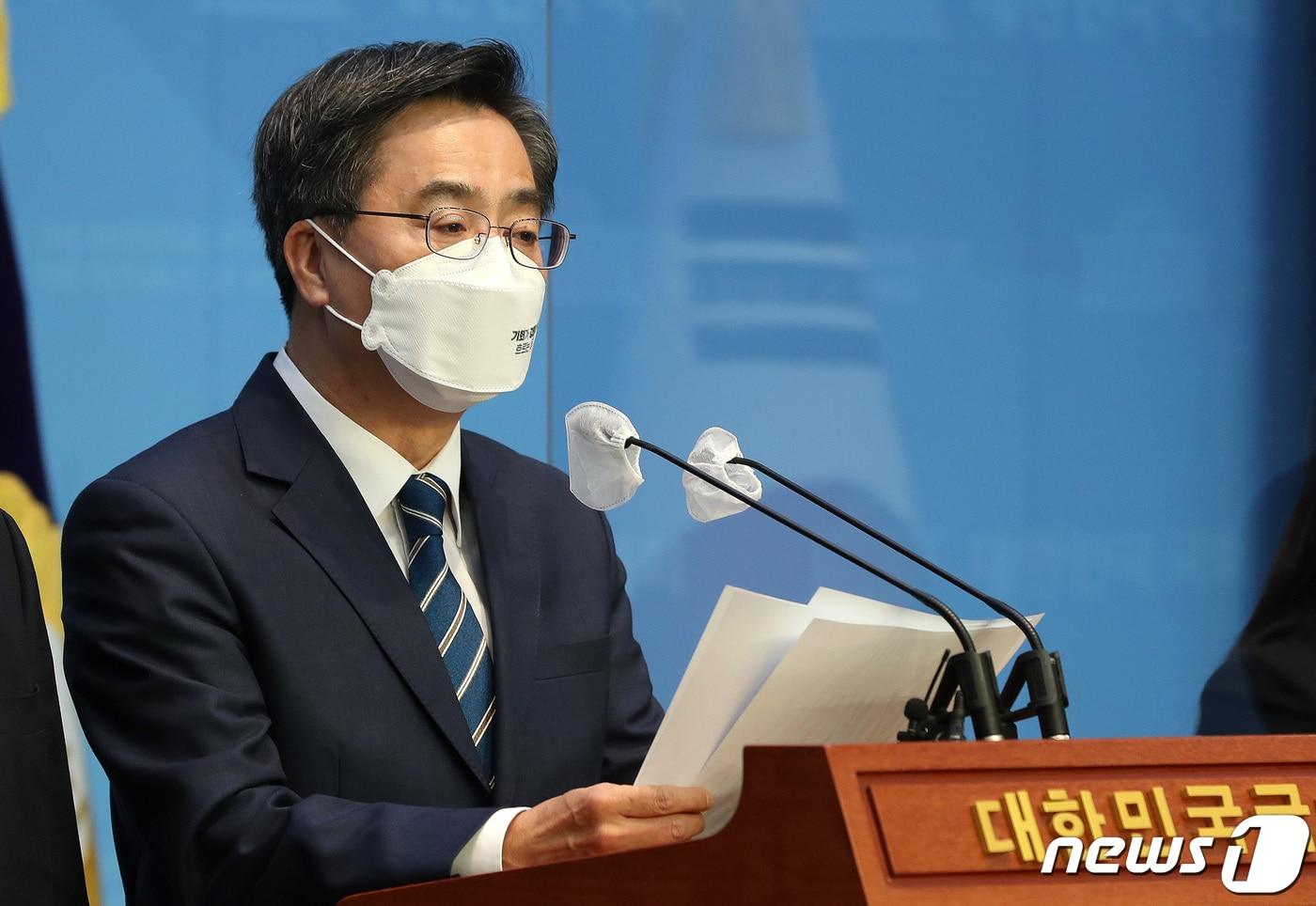 본문 이미지 - 김동연 새로운물결 대표가 지난 3월31일 오전 서울 여의도 국회 소통관에서 기자회견을 열고 6·1 지방선거 경기도지사 출마를 선언하고 있다. 2022.3.31/뉴스1 ⓒ News1 구윤성 기자