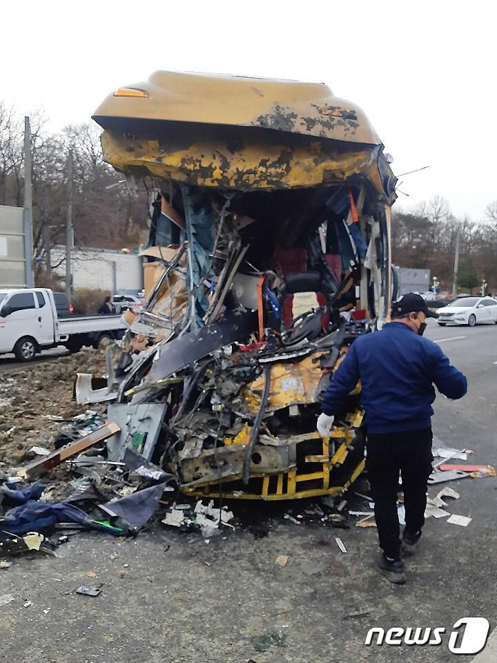 본문 이미지 - 31일 오전 경기도 파주시 송촌동 자유로 문산방면에서 덤프트럭과 고속버스간 교통사고가 발생, 심정지가 온 승객 1명 등 11명이 인근 병원으로 후송됐다. 사진은 사고 현장 모습. (파주소방서 제공) 2022.3.31/뉴스1 