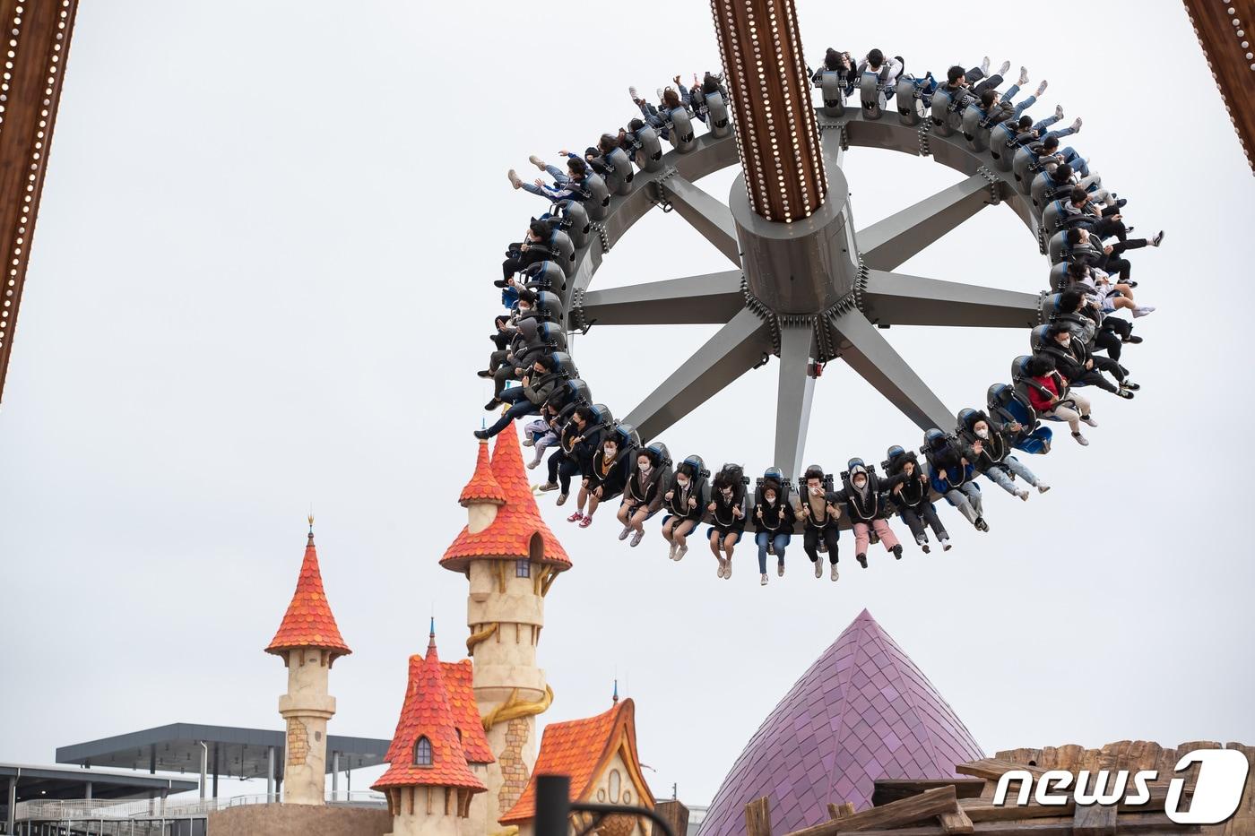 본문 이미지 - 지난 3월 31일 개장한 롯데월드 어드벤처 부산에 있는 자이언트 스윙. (롯데월드 어드벤처 제공) /뉴스1