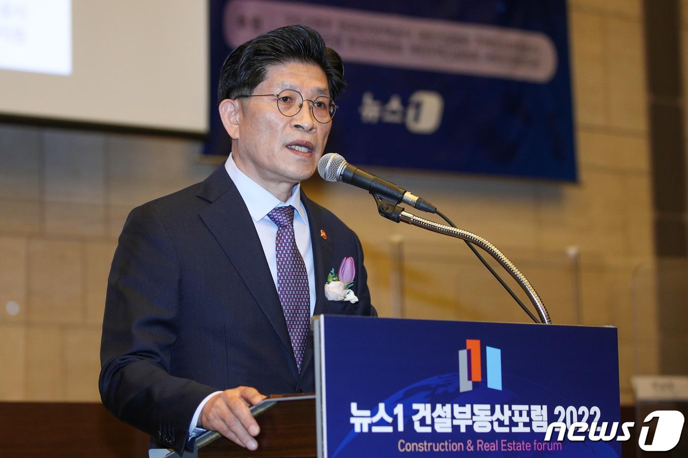 본문 이미지 - 노형욱 국토교통부 장관이 31일 서울 중구 대한상공회의소에서 열린 2022 뉴스1 건설부동산 포럼에서 축사를 하고 있다. '새시대 건설·부동산 안전한 새 길 함께 찾는다'는 주제로 열린 이번 포럼에서는 정부 관계자와 학계의 생생한 조언을 통해 건설업계가 올해 부동산 시장의 각종 리스크를 걷어낼 수 있도록 최선의 기회를 제공한다. 2022.3.31/뉴스1 ⓒ News1 안은나 기자