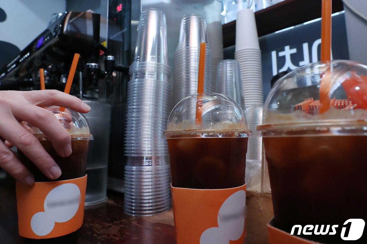 서울의 한 커피전문점에 일회용 플라스틱컵이 쌓여 있다. 2022.3.31/뉴스1 ⓒ News1 민경석 기자