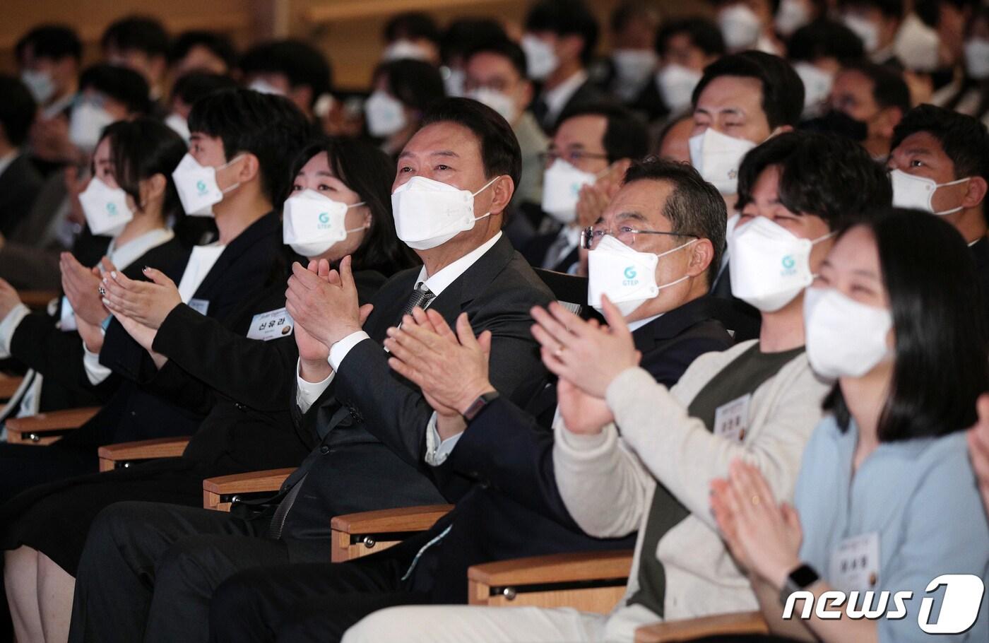 윤석열 대통령 당선인이 31일 서울 강남구 한국무역협회에서 열린 '청년무역 국가대표와의 만남'에서 구자열 무역협회장, 청년 무역인들과 박수치고 있다. 2022.3.31/뉴스1 ⓒ News1 인수위사진기자단