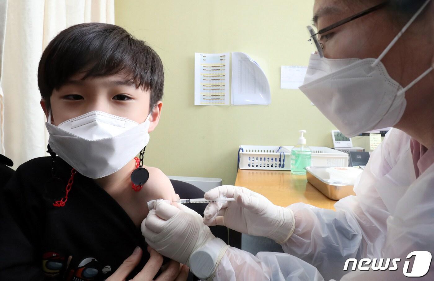 본문 이미지 - 5~11세 소아 대상 신종 코로나바이러스 감염증(코로나19) 백신 접종이 시작된 2022년 3월 31일 대전 유성구 한 병원에서 어린이들이 소아용 화이자 백신을 맞고 있다. (사진은 기사와 관련 없음)/뉴스1 ⓒ News1 김기태 기자