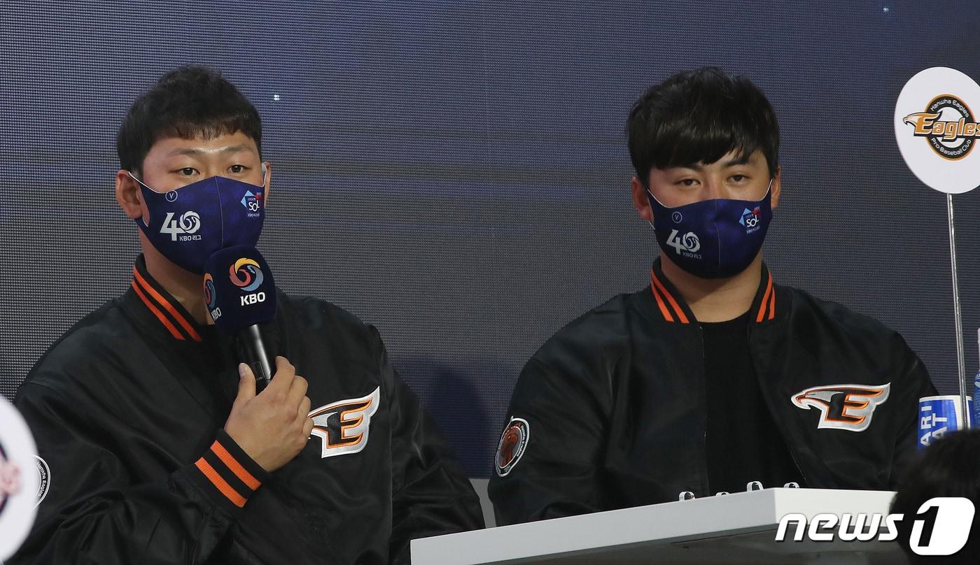 한화 하주석(왼쪽)과 노시환이 31일 서울 용산구 소월로 그랜드 하얏트 서울 호텔에서 열린 프로야구 2022 신한은행 SOL KBO 미디어데이에서 취재진의 질문에 답하고 있다. 2022.3.31/뉴스1 ⓒ News1 임세영 기자