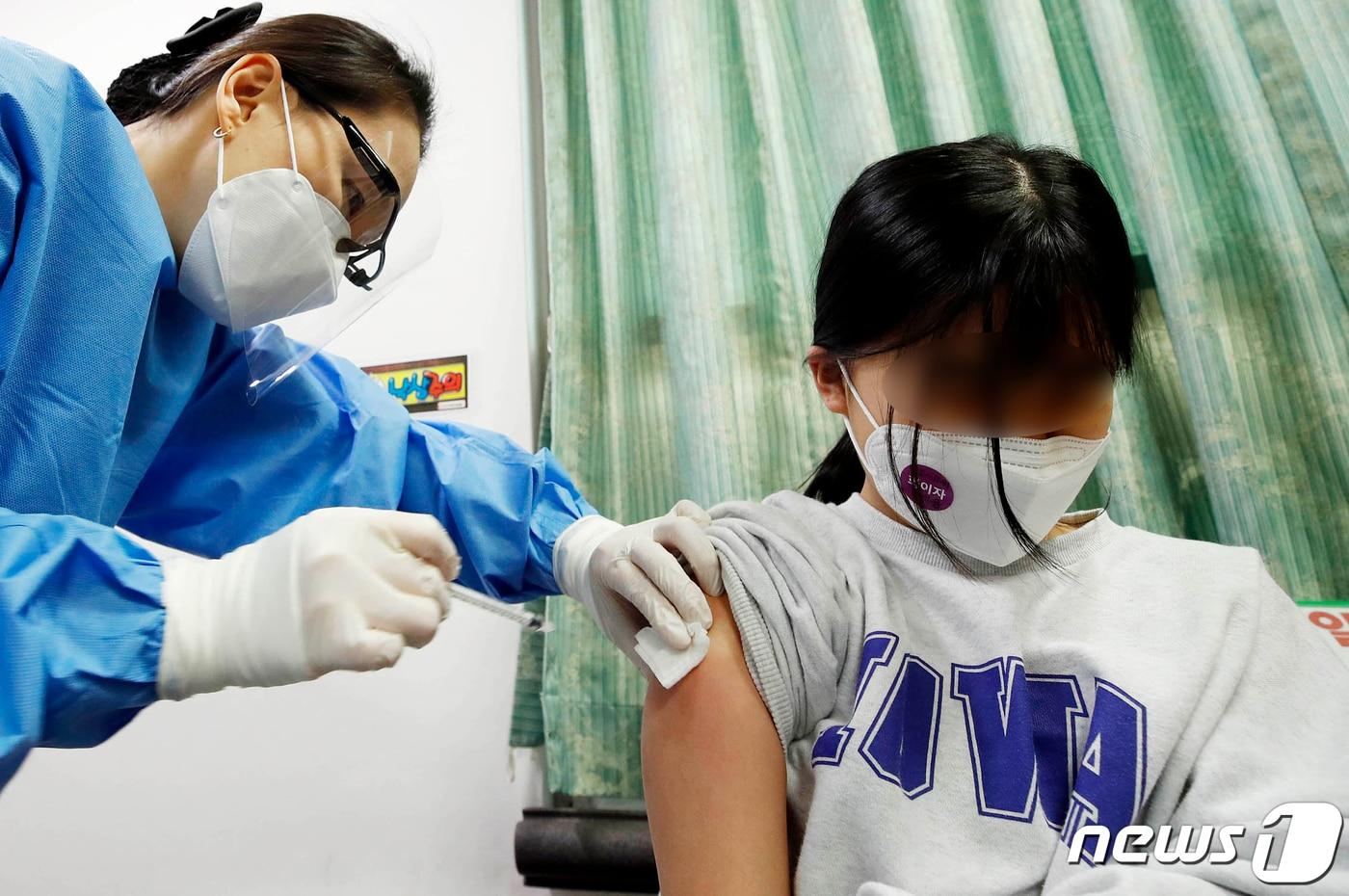 만 5세~11세 소아를 대상으로 한 화이자 코로나19 백신 접종 첫날인 31일 광주 북구 관내 한 의료기관에서 어린이가 소아용 화이자 백신을 맞고 있다.(북구 제공) 2022.3.31/뉴스1 ⓒ News1 김동수 기자